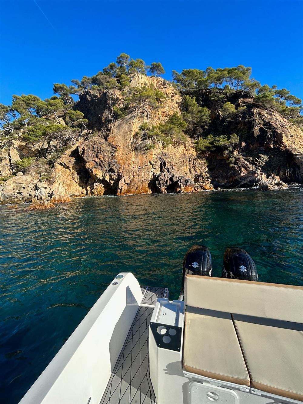 La lancha de Júlia Private Tours acercándose a una cueva marina de la Costa Brava