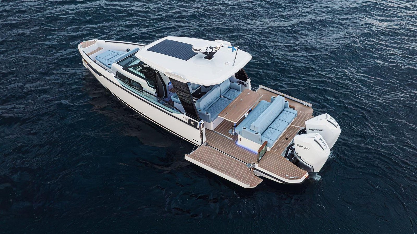 Lancha privada de Júlia Private Tours navegando por la Costa Brava
