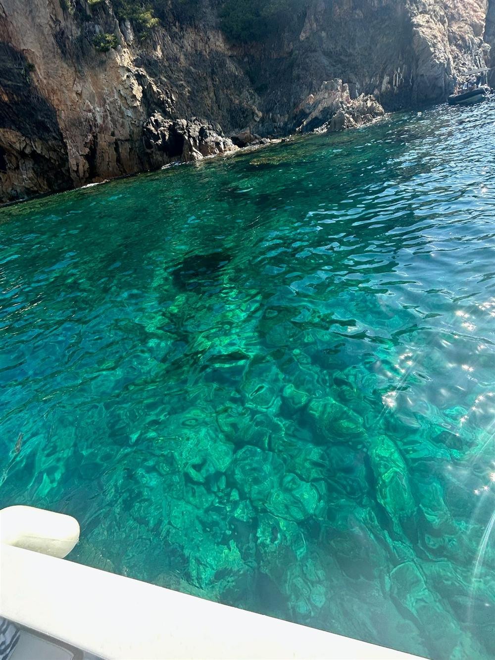 Agua turquesa en una cueva marina de la Costa Brava