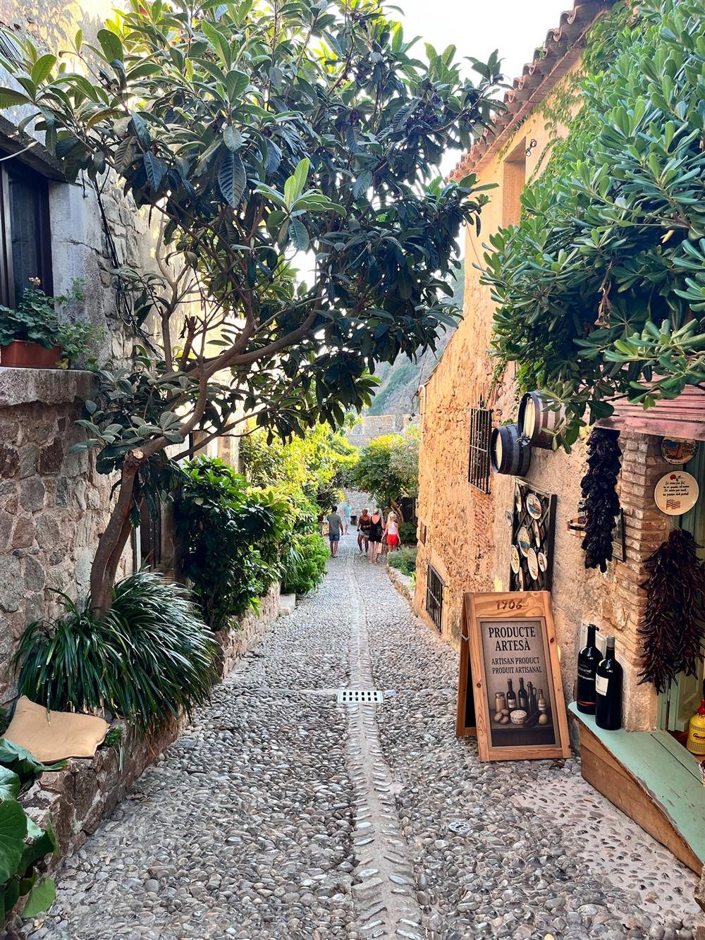 Calle con productos artesanos en un pueblo de la Costa Brava