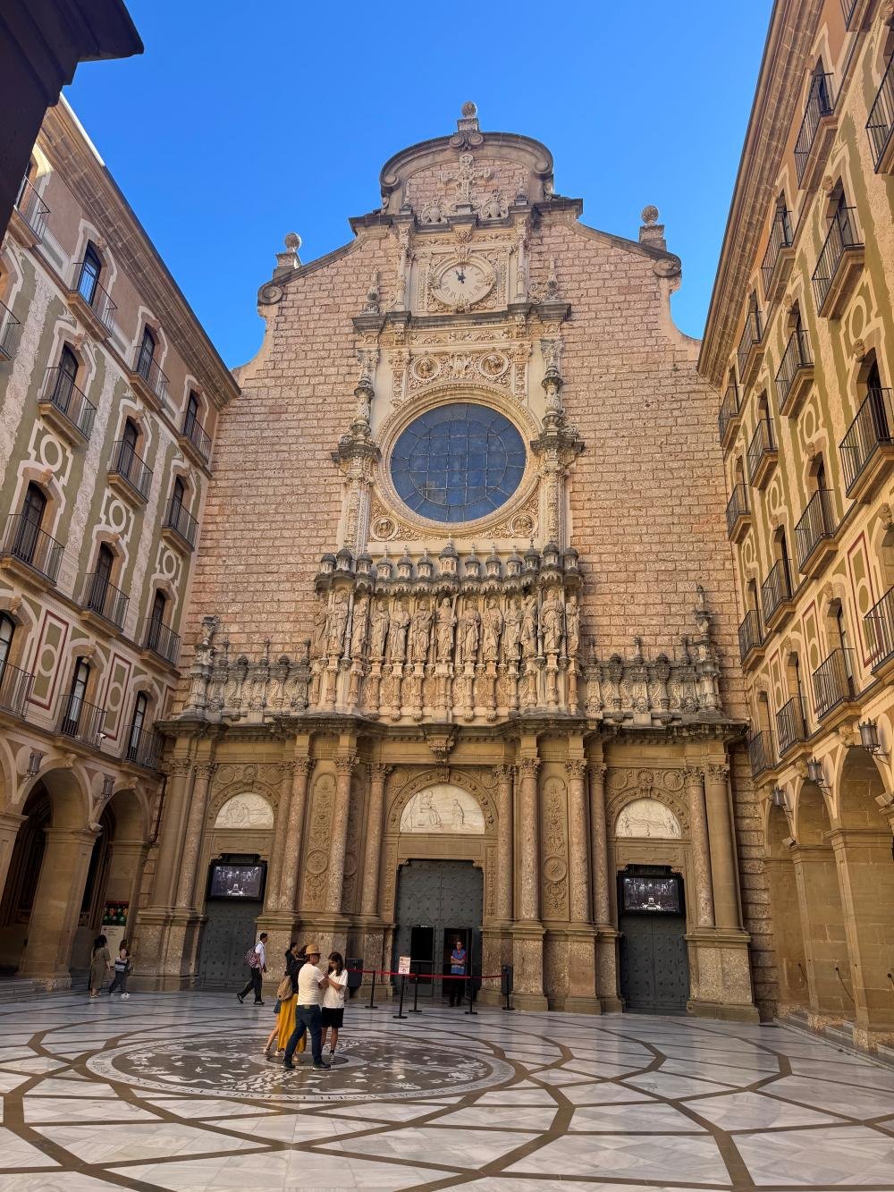 Fachada de la basílica de Montserrat