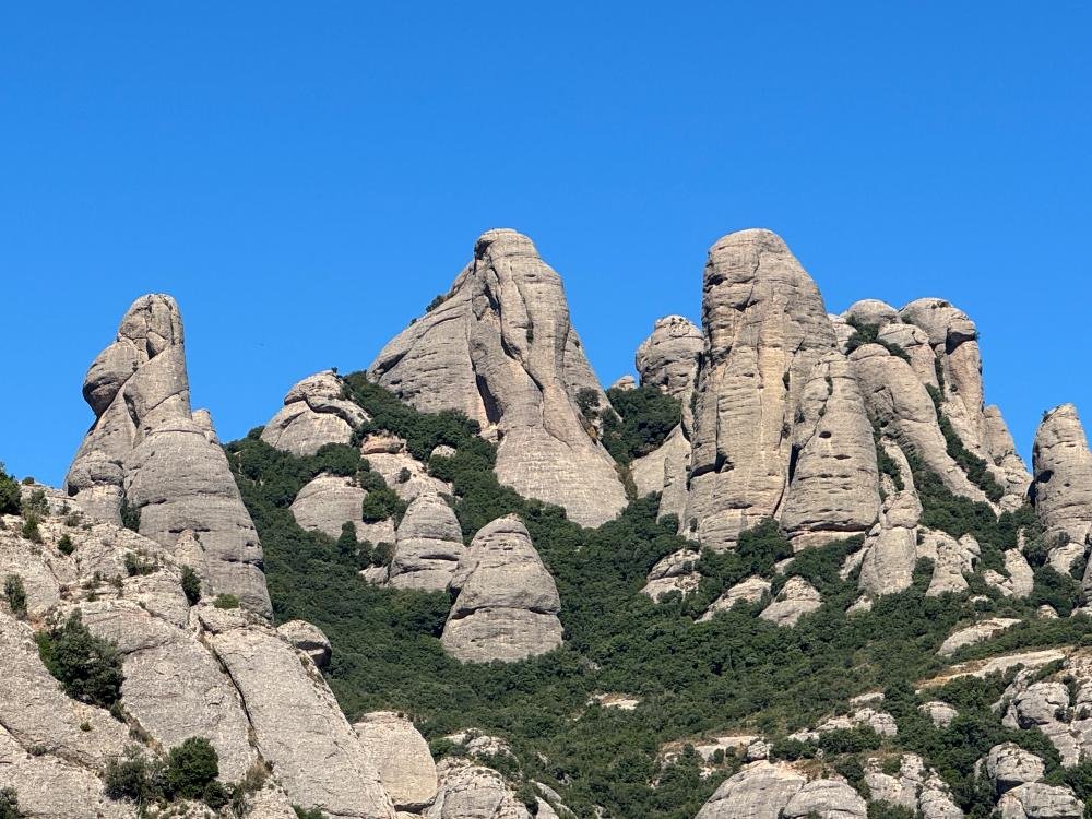 Formaciones rocosas de Montserrat contra el cielo