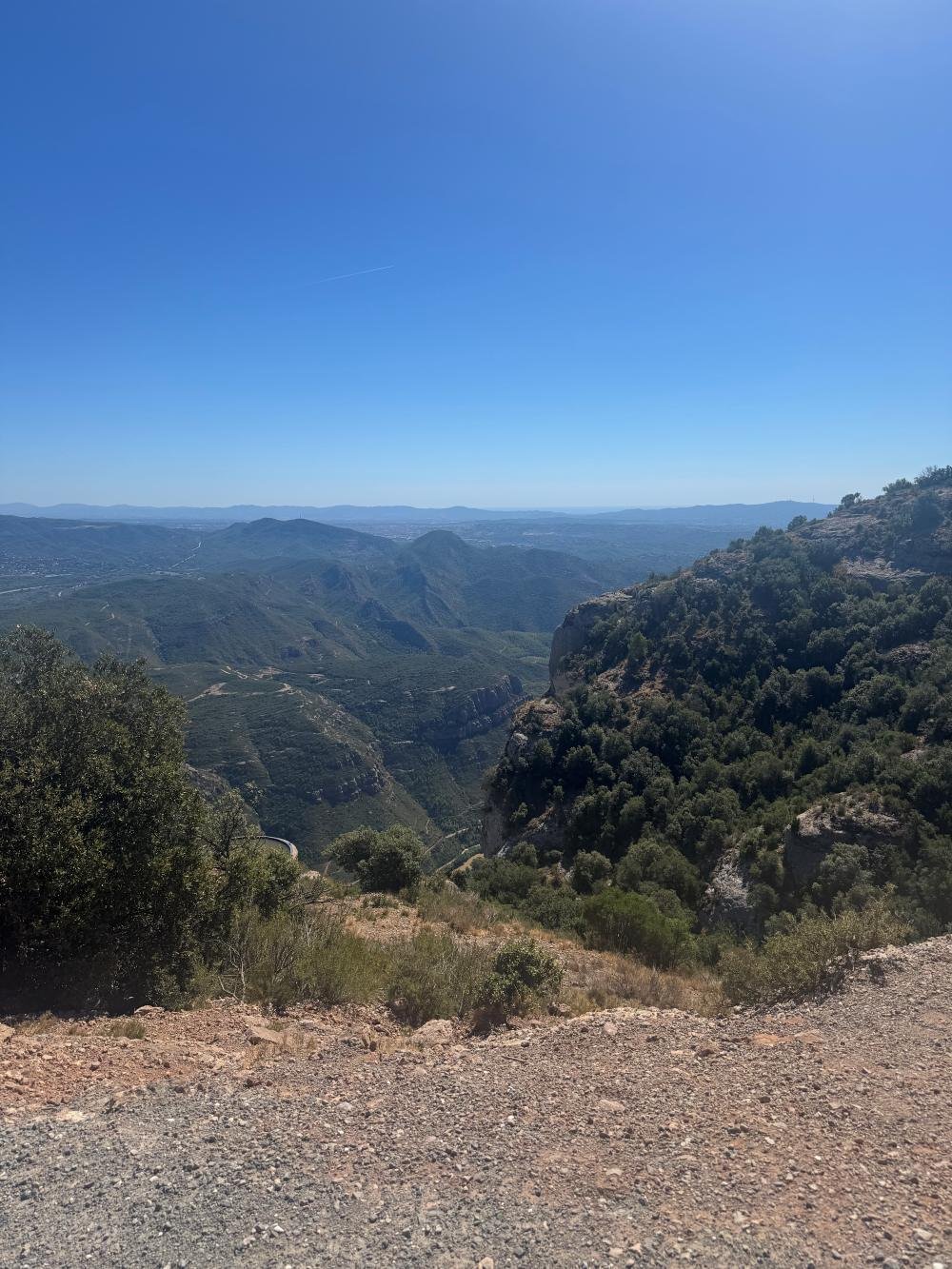 Sendero entre acantilados en la montaña de Montserrat