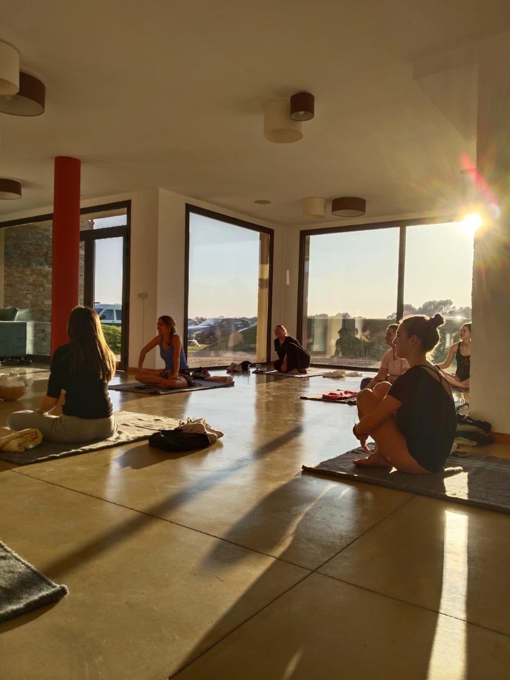 Sesión de meditación en grupo en un retiro de Espai Kairós