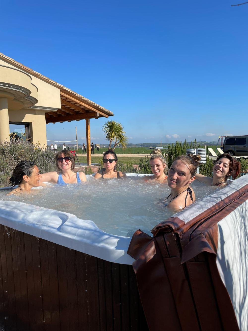 Grupo relajándose en un jacuzzi exterior durante un retiro