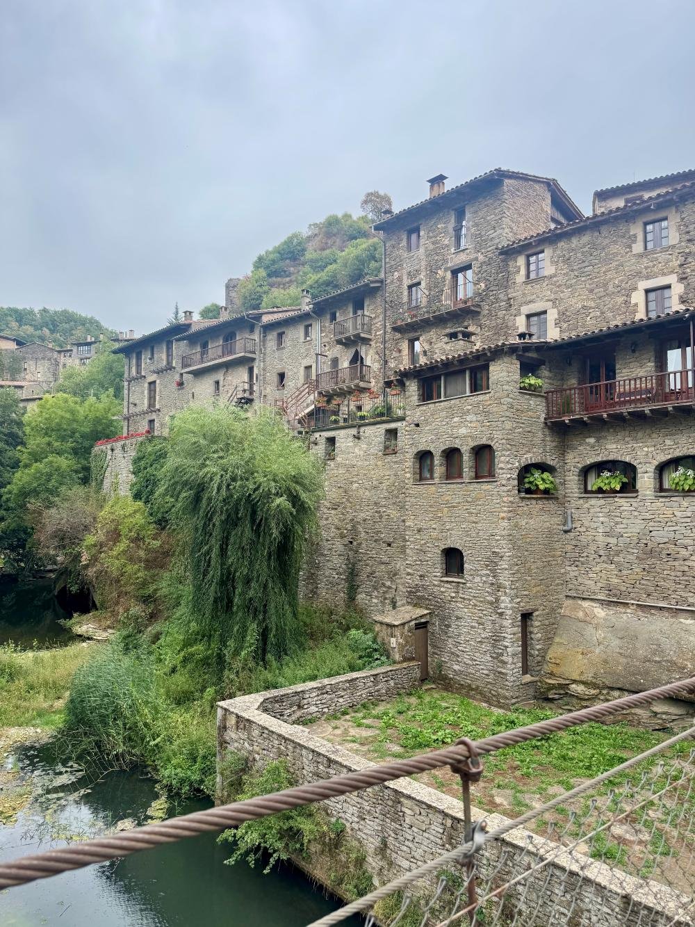 Casas de piedra junto al Pont Penjat de Rupit