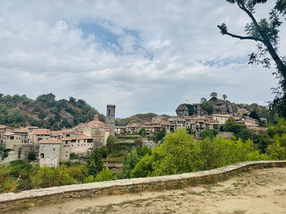 Vista general de Rupit sobre el desfiladero del Collsacabra