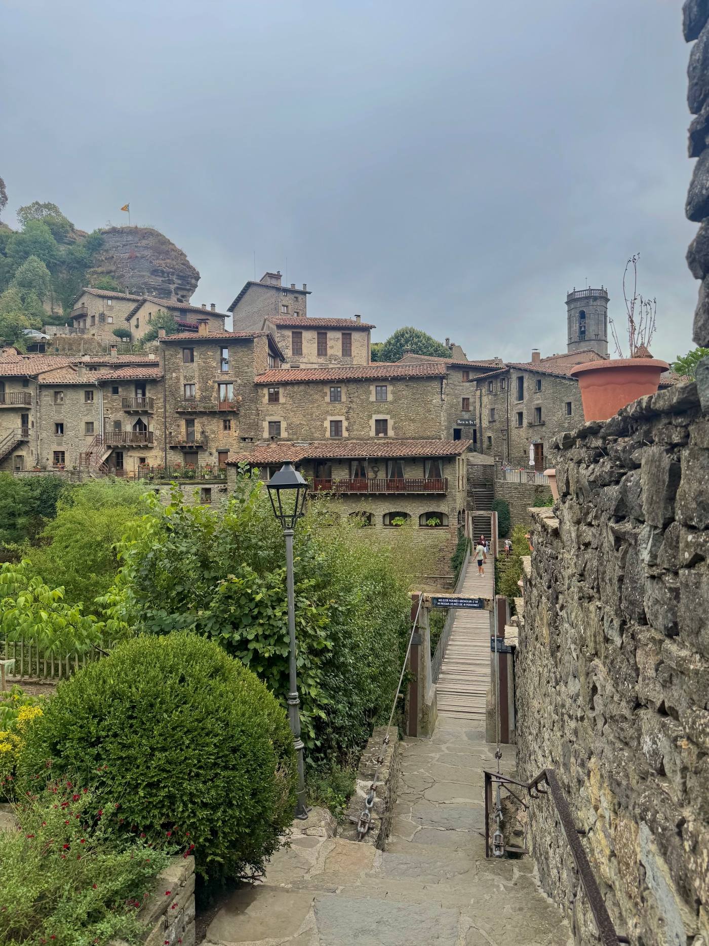 El Pont Penjat de Rupit con el campanario de Sant Miquel y el Castell al fondo